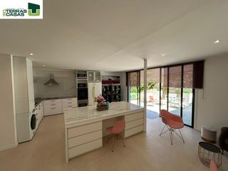 House  Coutadas (as). Casa reformada con patio y buhardilla