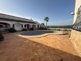 Xalet a Partida Comunes-Adsubia. Chalet de 400m2 con piscina