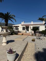Chalet in Alcalalí. Exclusiva propiedad urbana con vivienda existente, jardines cons