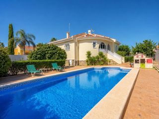 Chalet en Centro de la Ciudad Quesada. Amplia villa mediterr�nea con piscina privada y parcela de 600 m