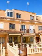 Semi detached house en Playa Flamenca. Casa adosada de dise�o reformada con terraza acristalada y ampli