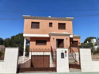 Chalet en El Pinar de Campoverde. Villa de lujo con piscina interior y exterior en pinar de campov