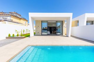 Chalet en Los Balcones-Los Altos. Villas de lujo contempor�neas con piscina privada en una de las