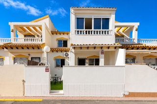 Casa adossada a La Florida. Casa adosada mediterránea con interiores de diseño y vistas al m