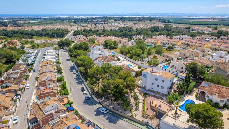 Foto cdadef54-b202-4750-835a-fd73c5d26d5f. Chalet in calle mimosa 64 in El Pinar de Campoverde Pilar de la Horadada