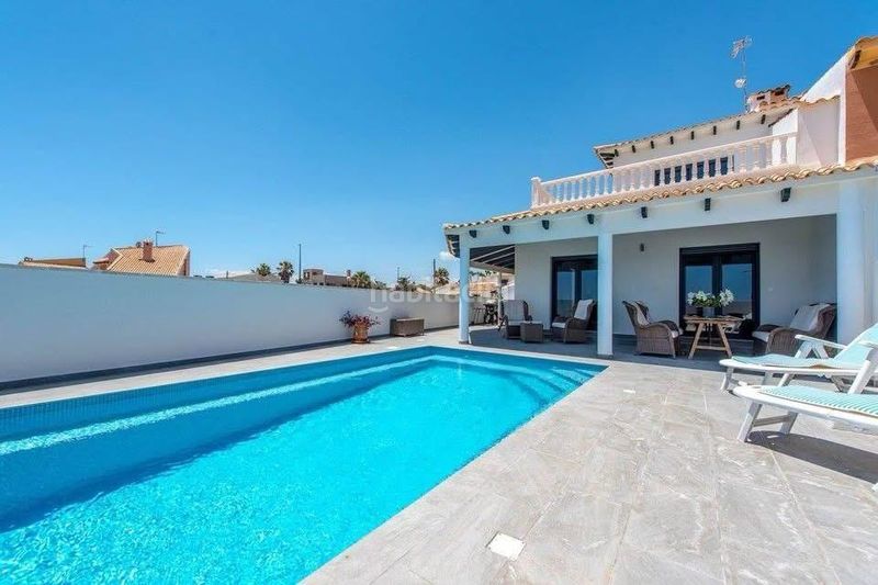 Foto 1626b445-f229-4d30-a9ff-ba32f1b9c583. Xalet amb calefacció aparcament piscina a Punta Prima Torrevieja