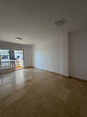 Pis  Avenida del mediterraneo. Magnífico piso con vistas despejadas al mar  3 habitaciones y 2