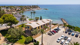 Chalet à Cabo Roig. Villa icónica en primera línea de mar  cabo roig