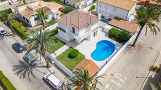 Chalet à Cabo Roig. Una villa que enamora  tu refugio privado en el mediterráneo