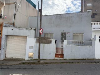 Casa in Can Tintorer-Can Tries. Amplia casa de 294 m en 08850, con jardín privado. necesita refo