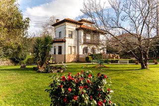 House in Cavadas-col.pub.l.j.valle 24. Espectacular casona indiana en la cavada, riotuerto