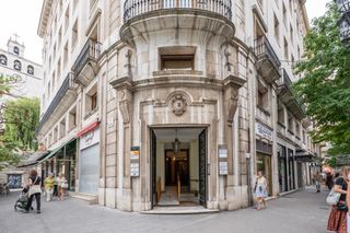 Miete Büro in Calle calvo sotelo 16. Oficinavivienda en alquiler en el emblemático edificio de la equ