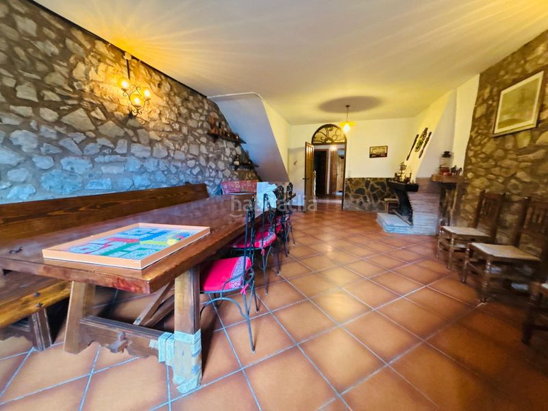 Foto 05640537-b07d-442f-97cf-ee215c383dee. Masia amb xemeneia aparcament a Cornudella de Montsant