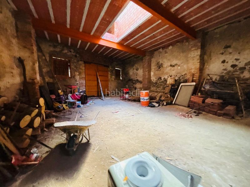 Foto 14115a35-cbd8-4076-a2c4-b61b72a2e3de. Masia amb xemeneia aparcament a Cornudella de Montsant