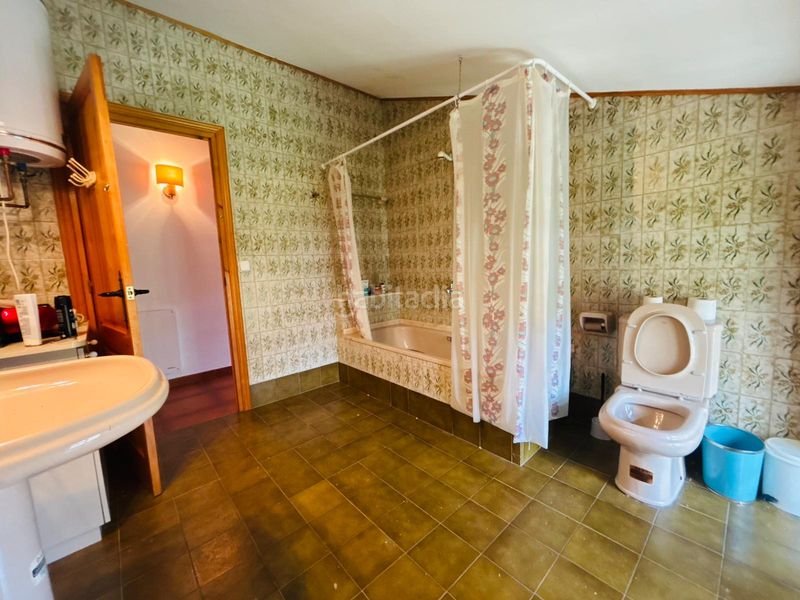 Foto 22317068-3a79-4849-b78a-7894c04559f9. Masia amb xemeneia aparcament a Cornudella de Montsant