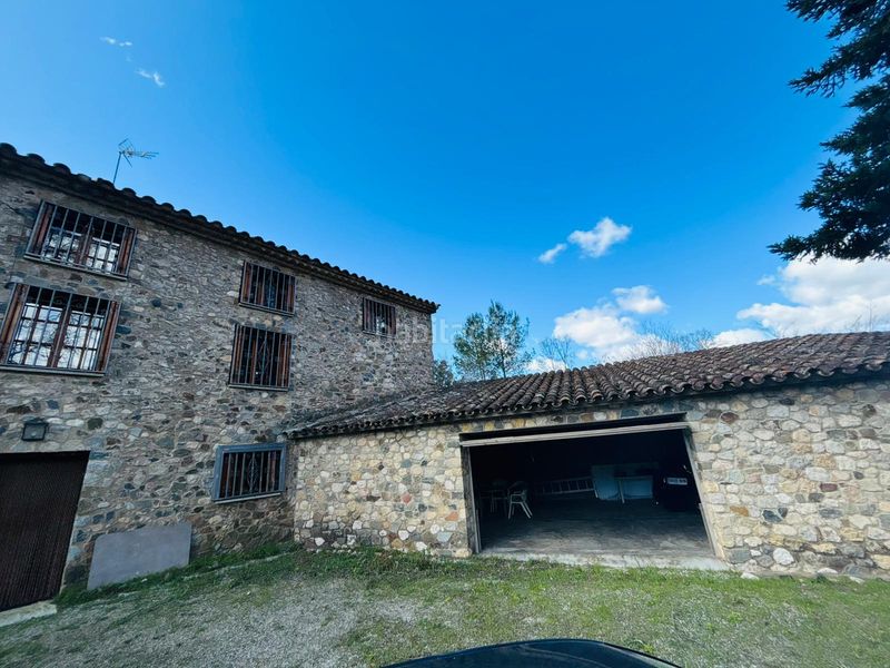 Foto 248fa356-0533-42c9-b5ce-ee9ce580174e. Masia amb xemeneia aparcament a Cornudella de Montsant