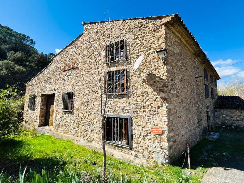 Foto 288f54f7-5b29-46b1-8a6b-7241eedbd2e2. Masia amb xemeneia aparcament a Cornudella de Montsant