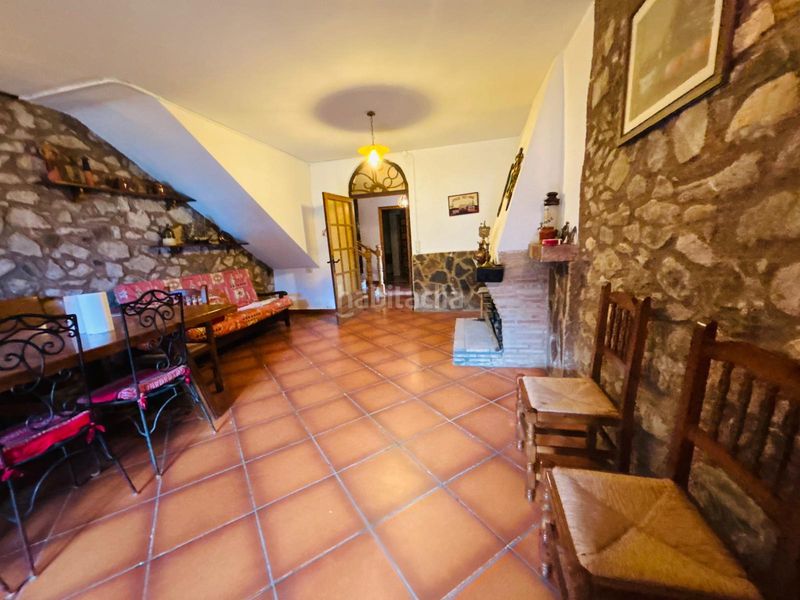 Foto 2a118b82-e27e-4bb9-9d66-cd3c76a34923. Masia amb xemeneia aparcament a Cornudella de Montsant