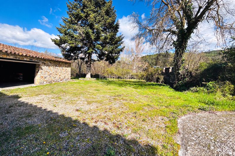 Foto 375d4b4c-6b68-4449-96df-69245543269f. Masia amb xemeneia aparcament a Cornudella de Montsant