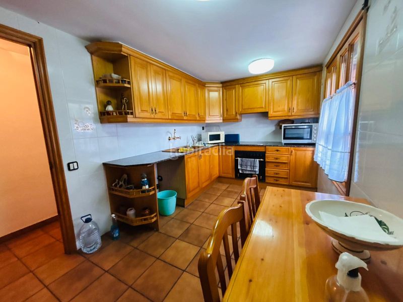 Foto 432496cd-5ccb-4b9c-9d69-926f2a579e7f. Masia amb xemeneia aparcament a Cornudella de Montsant