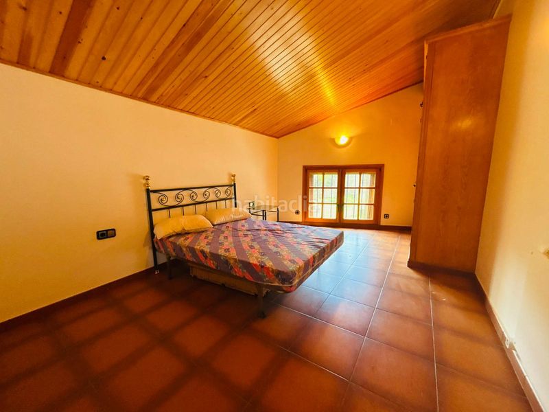 Foto 4d9e32d6-a17d-45bb-b9d2-deaa439a801c. Masia amb xemeneia aparcament a Cornudella de Montsant