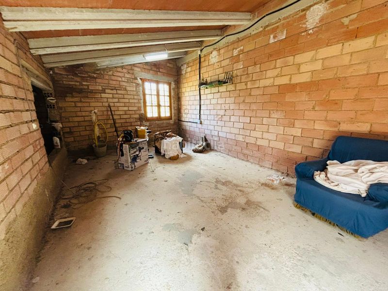 Foto 51722597-c64c-4928-a75c-715fe2aab57a. Masia amb xemeneia aparcament a Cornudella de Montsant