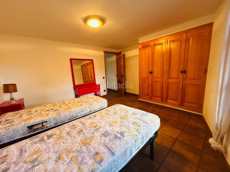 Foto 7e55e7d2-db67-4d8d-90b9-e4bb1ec99003. Masia amb xemeneia aparcament a Cornudella de Montsant