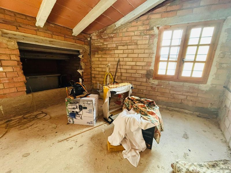 Foto 7f3c90cc-f41b-4be5-8556-93aef6880c1d. Masia amb xemeneia aparcament a Cornudella de Montsant