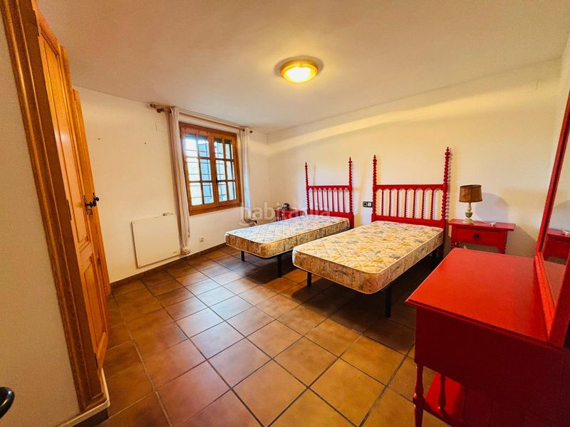 Foto 86925d8b-673b-46f0-b4f8-4eeec9c8a498. Masia amb xemeneia aparcament a Cornudella de Montsant