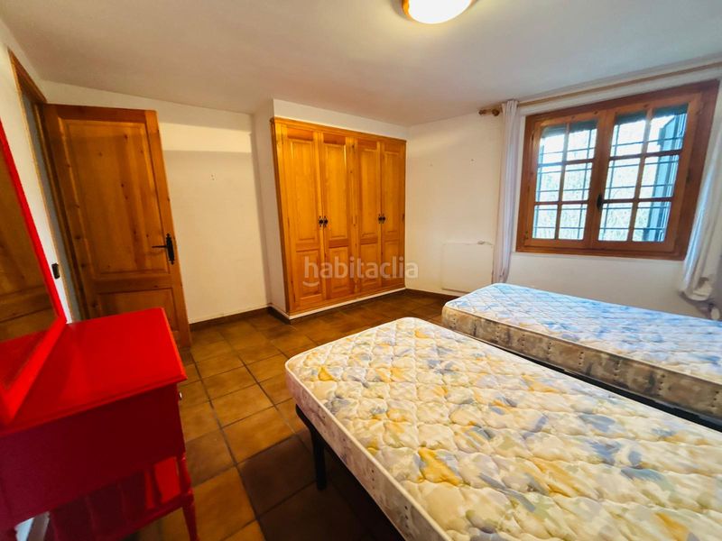 Foto a4e152ed-d7e4-4e6b-a82c-eae62569e2e0. Masia amb xemeneia aparcament a Cornudella de Montsant