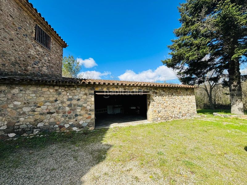 Foto abdf6be4-5e9d-4d8e-b5df-a5f46ec28f6e. Masia amb xemeneia aparcament a Cornudella de Montsant