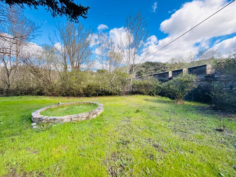 Foto ad87df86-9b74-4d34-9dd7-375f6a0979fb. Masia amb xemeneia aparcament a Cornudella de Montsant