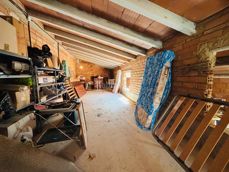 Foto aef57af6-ea07-42c6-b6af-311ac4141251. Masia amb xemeneia aparcament a Cornudella de Montsant