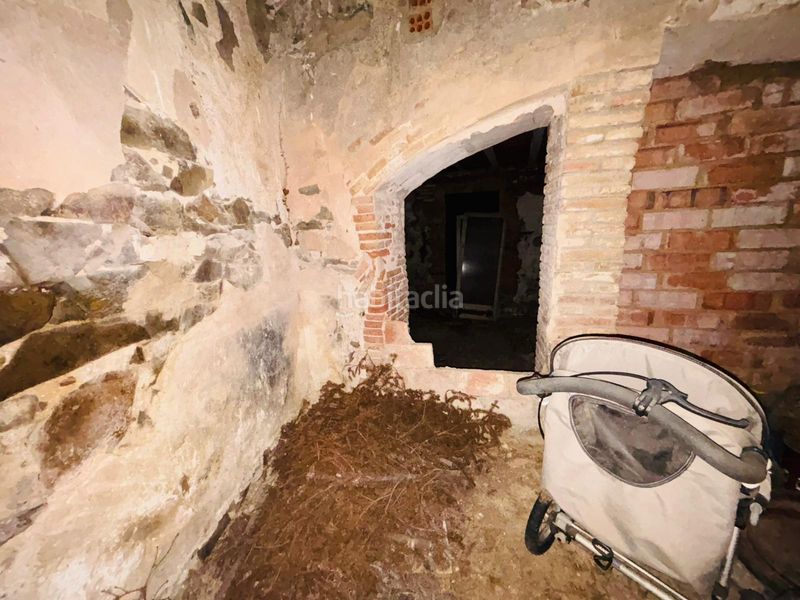 Foto b679aaea-d210-43ed-b86a-b4d05449dcff. Masia amb xemeneia aparcament a Cornudella de Montsant