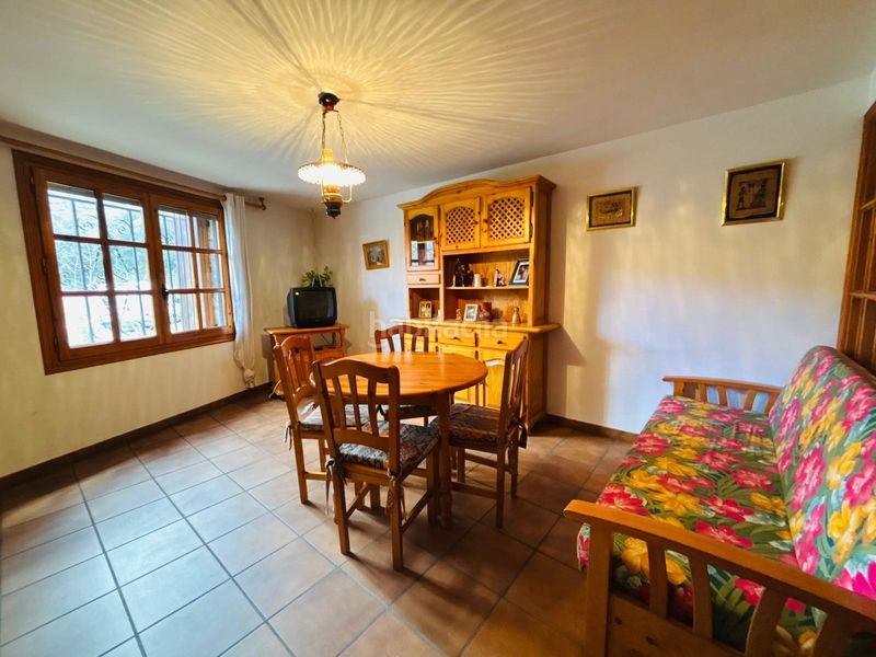 Foto b7b9870f-c7bb-40f0-b7df-473aad925acd. Masia amb xemeneia aparcament a Cornudella de Montsant