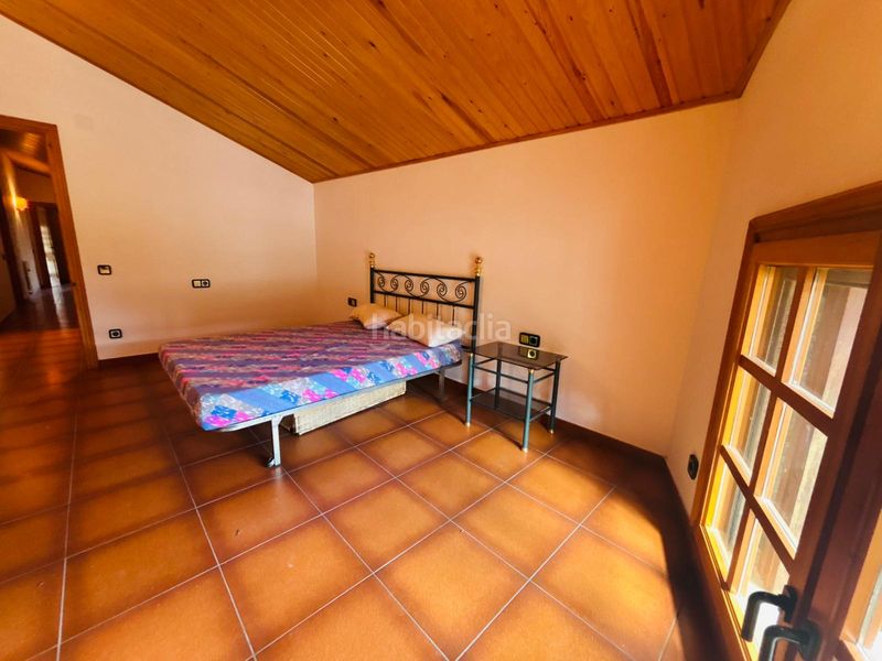 Foto b8363a3a-fbb0-4cfc-82c4-0d5d4e05a725. Masia amb xemeneia aparcament a Cornudella de Montsant