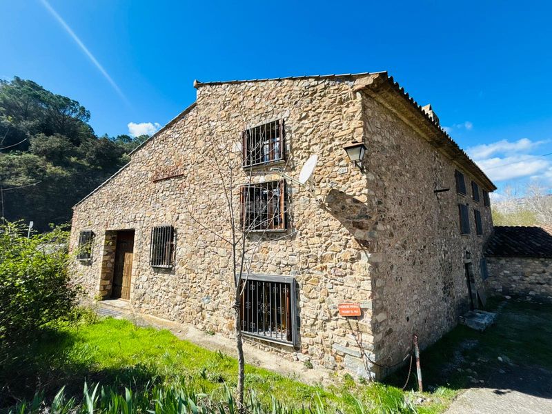 Foto c37a31cd-3b7a-49ed-b836-00311604c908. Masia amb xemeneia aparcament a Cornudella de Montsant