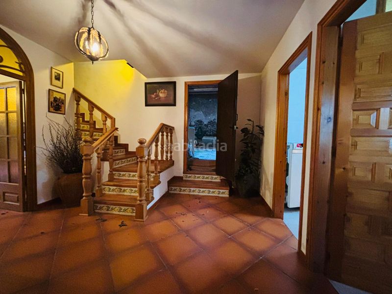 Foto c3d86a3f-e9be-4637-a3c8-3a9b17881747. Masia amb xemeneia aparcament a Cornudella de Montsant