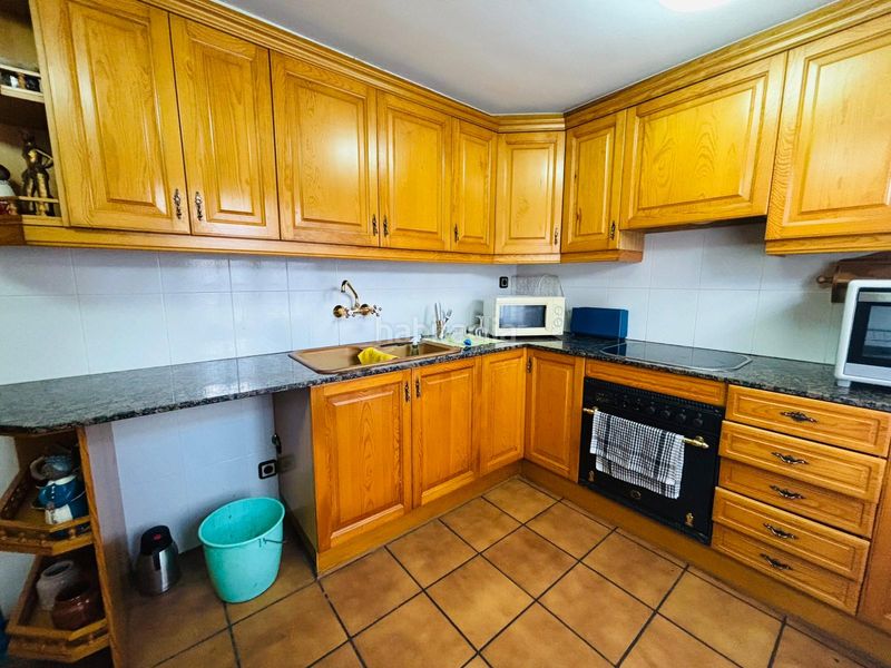 Foto c7409bab-919e-4873-ab0b-566d4db7bb69. Masia amb xemeneia aparcament a Cornudella de Montsant