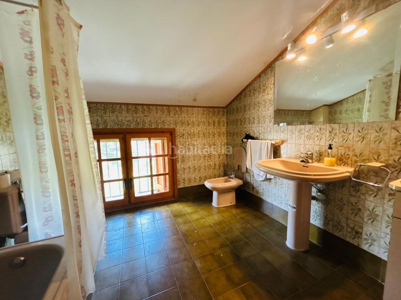 Foto c7b89c14-09d1-4cfb-a56f-3f9edc6ee8d0. Masia amb xemeneia aparcament a Cornudella de Montsant