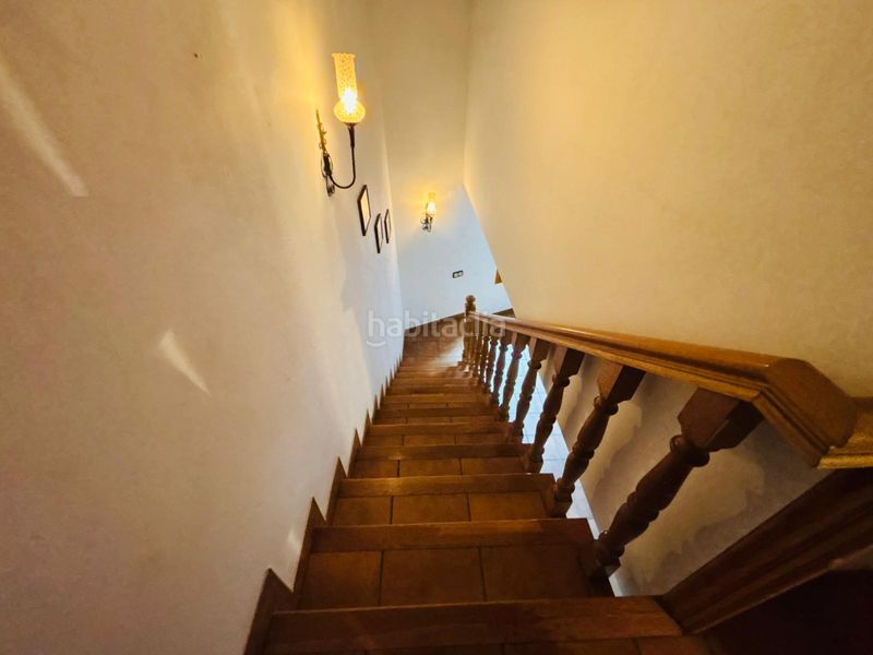 Foto d6c10429-2ff8-48aa-bc66-f4cb8223ea38. Masia amb xemeneia aparcament a Cornudella de Montsant