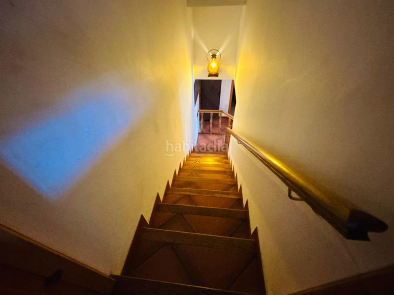 Foto e13fe2bf-b8a8-4538-bf85-b34b6bf24619. Masia amb xemeneia aparcament a Cornudella de Montsant