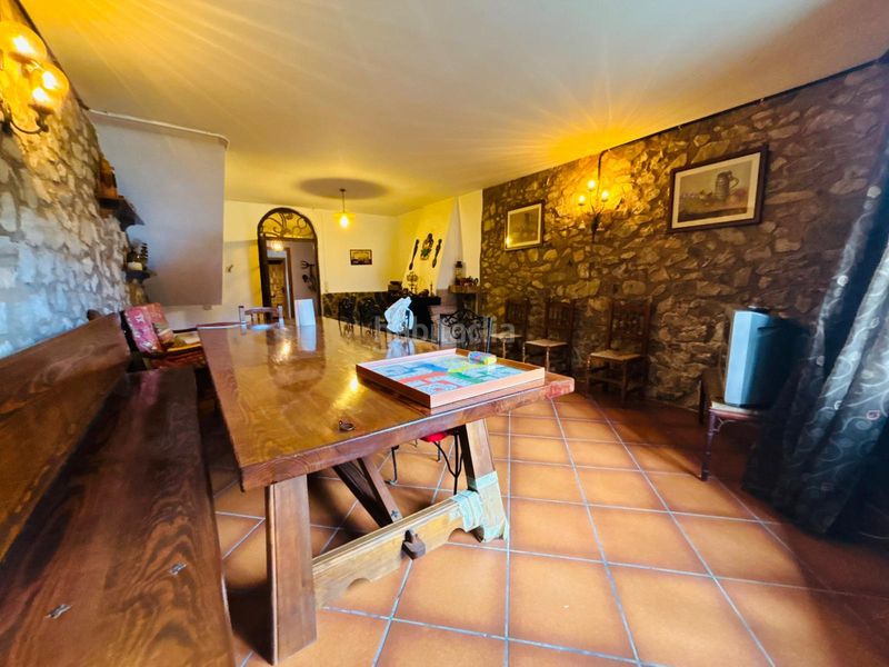 Foto e4339c6d-a13f-4cf0-8e9b-4b03b6c460f0. Masia amb xemeneia aparcament a Cornudella de Montsant