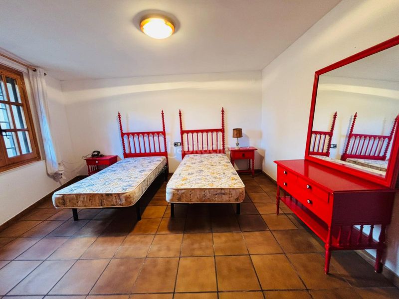 Foto e4d9eac4-a98b-41d1-9614-396af362e2e7. Masia amb xemeneia aparcament a Cornudella de Montsant