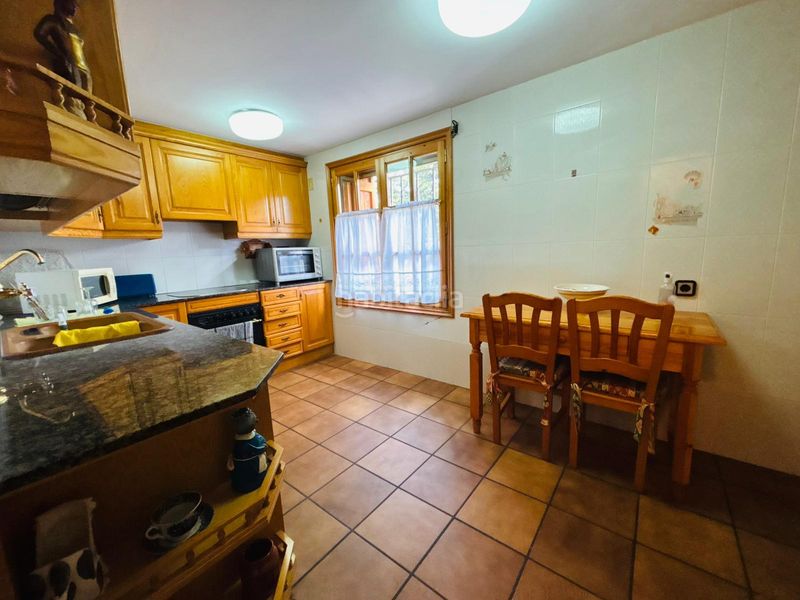 Foto ee70af63-445b-447b-a757-e59278d75b72. Masia amb xemeneia aparcament a Cornudella de Montsant