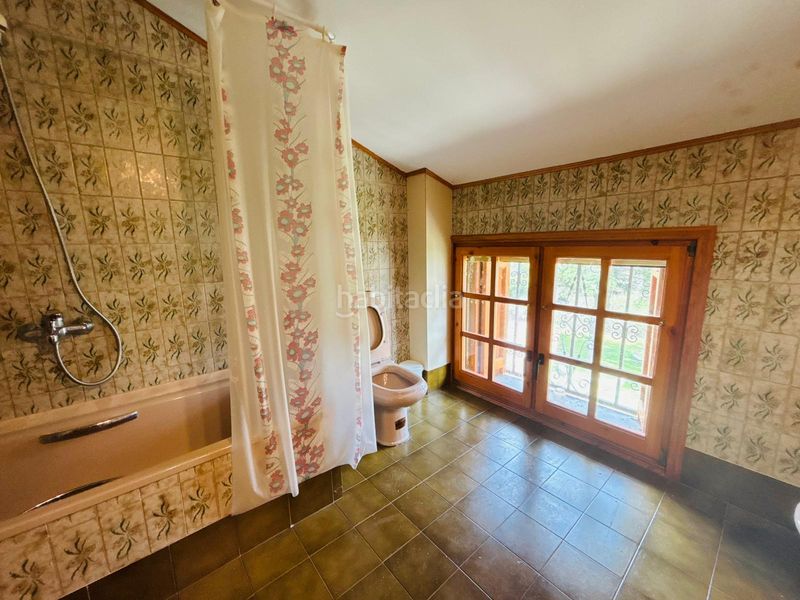 Foto f0a61506-9845-48fd-b6d6-190aee3c7d43. Masia amb xemeneia aparcament a Cornudella de Montsant