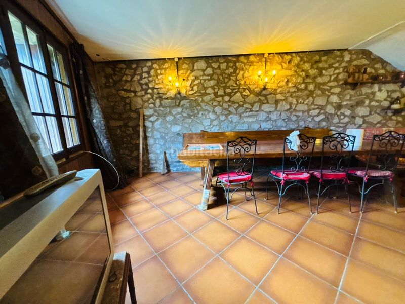 Foto f255bf10-f00f-4fd5-abf8-29d329171035. Masia amb xemeneia aparcament a Cornudella de Montsant