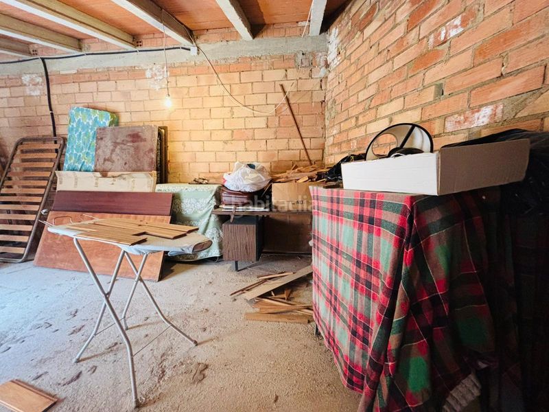 Foto f689d03b-f975-4174-a141-5e42628e4908. Masia amb xemeneia aparcament a Cornudella de Montsant