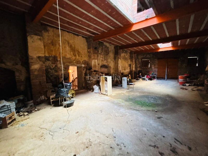 Foto f68d32a7-6273-4055-8371-852388447a5a. Masia amb xemeneia aparcament a Cornudella de Montsant