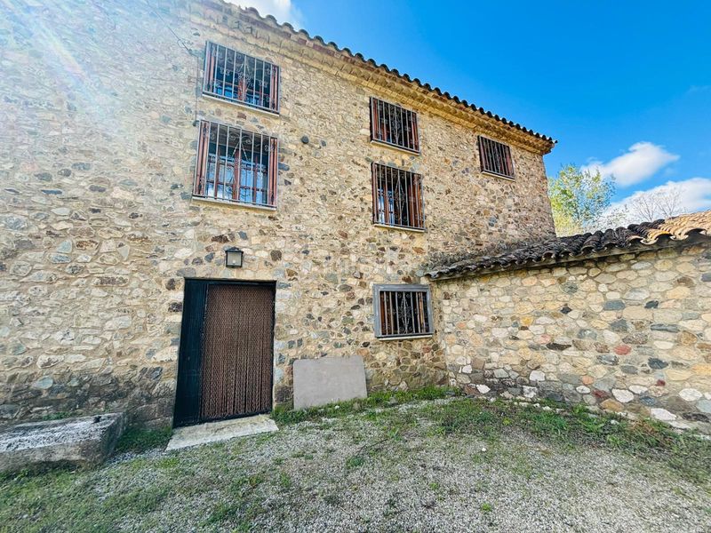 Foto f7419577-090b-4492-82c5-8afad8345ec4. Masia amb xemeneia aparcament a Cornudella de Montsant